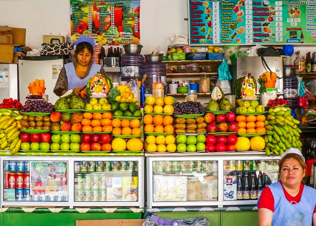 Fruit juice stand at Mercado Central