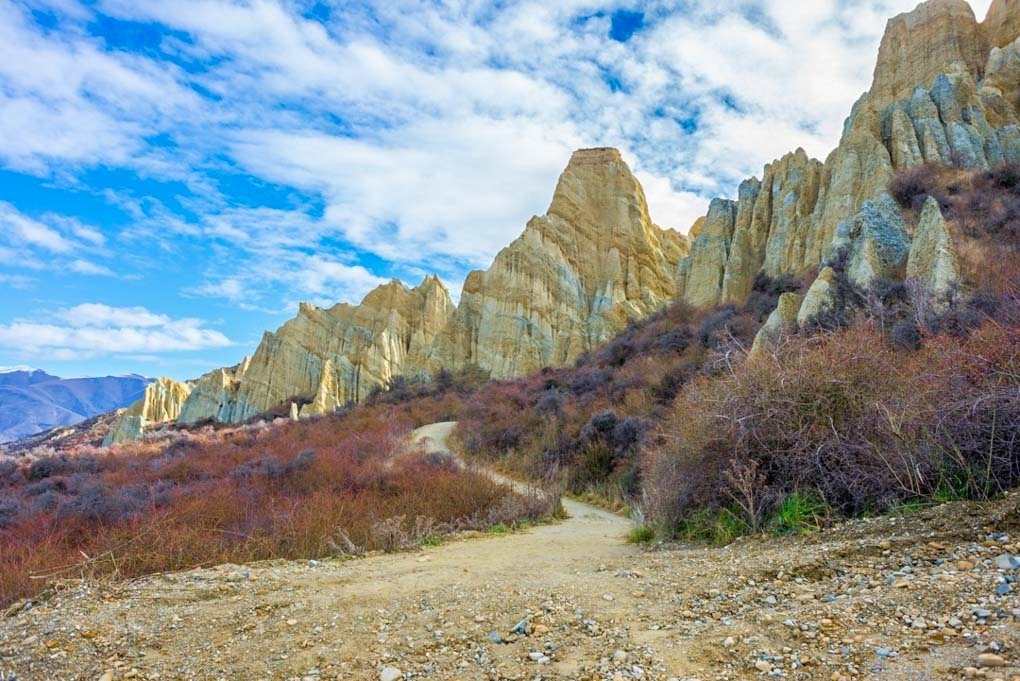 Looking up at th omarama Clay Cliffs from the carpark