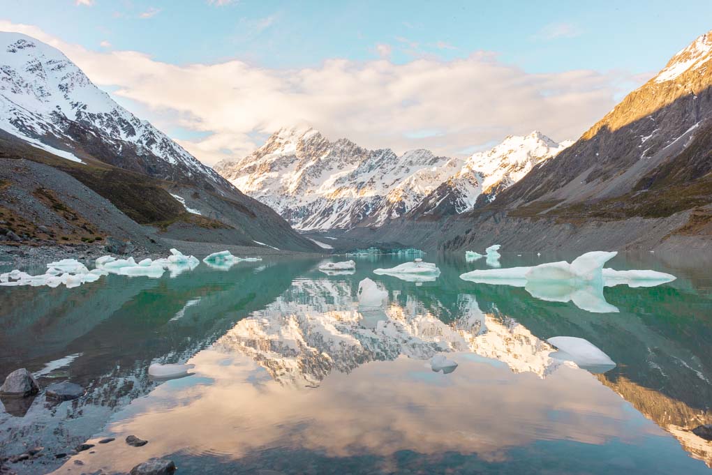 A view of the Hooker Lake at the end of the Hooker Valley Track