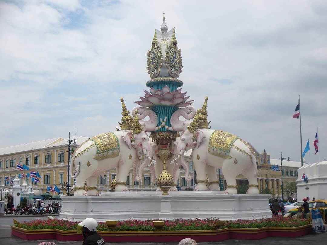 there are tons of things to do and see in thailand on a budget