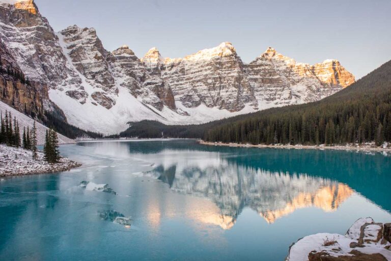 Moraine Lake and the Ten Peaks at sunrise in Banff