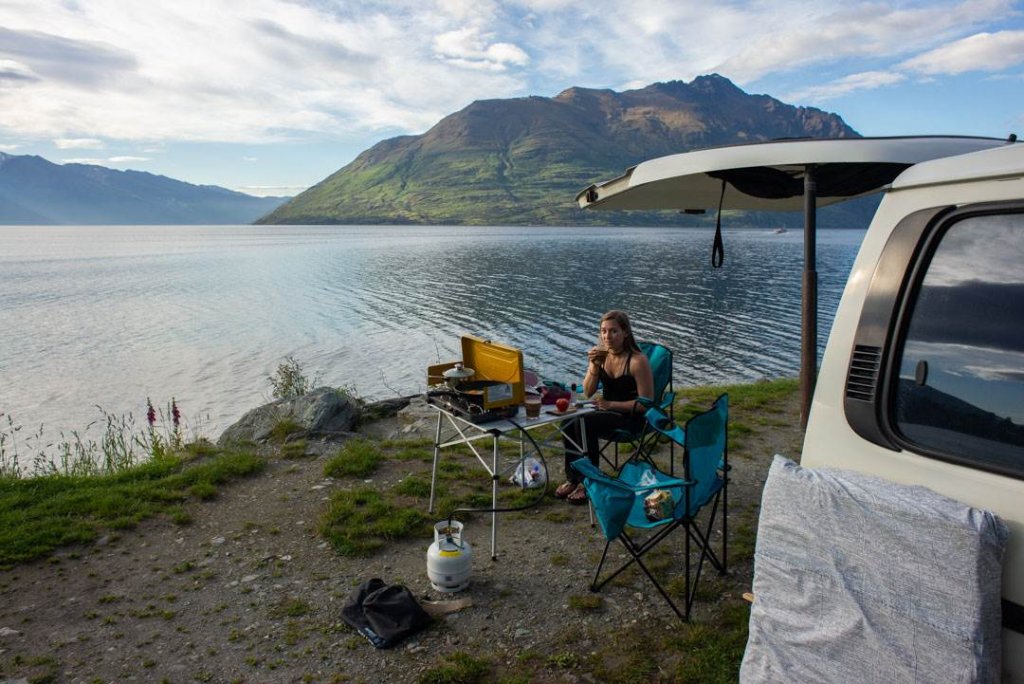 Setting up a bbq at Lake Wakatipu when we were on a budget in Queenstown