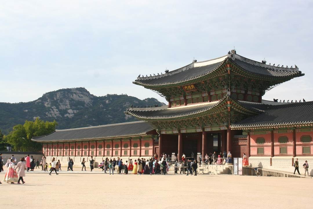 Gyeongbokgung Palace i son eof the places you MUST visit if you only have 24 hours in Seoul