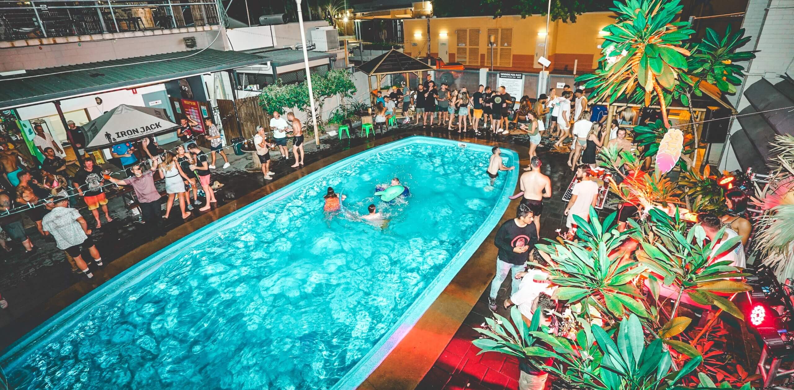 the youth shack hostel pool in Darwin