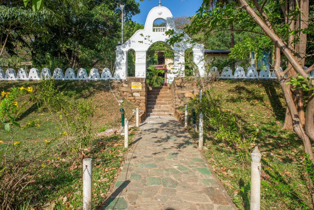 The start of the Pidurangala Hike and temple