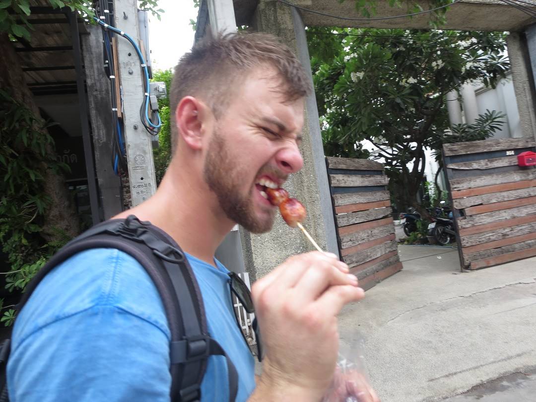 eat local food in thailand to save money