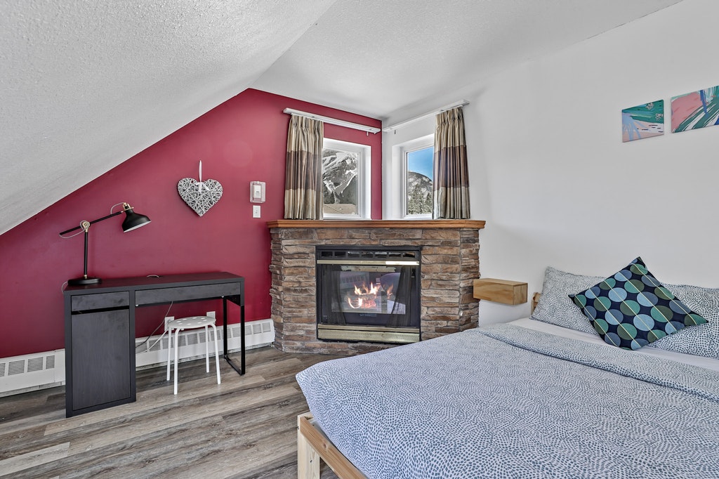 double room with a fireplace at that Samesun Banff