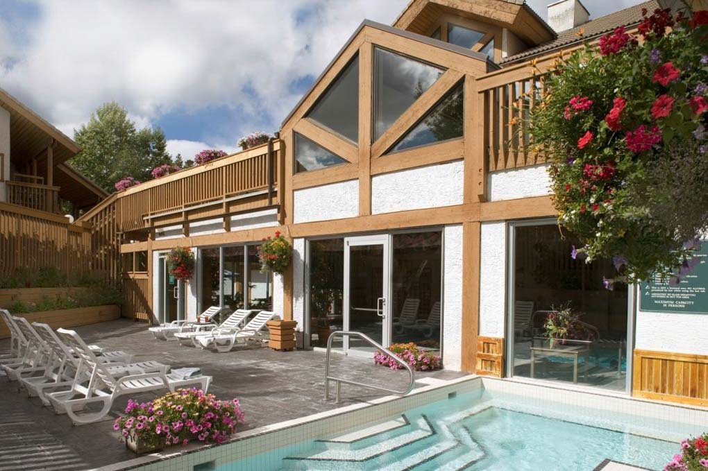 The pool area at the Banff Rocky Mountain Resort