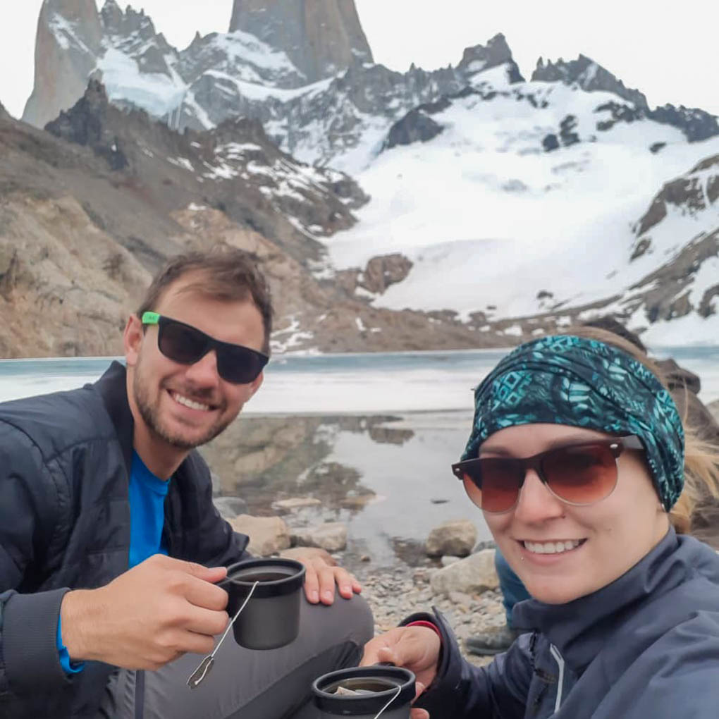 drinking tea laguna de los tres in el chalten