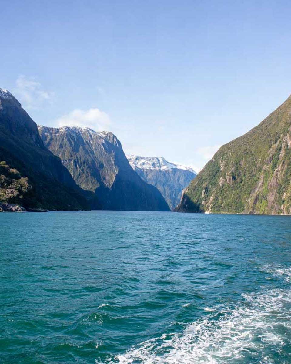 Looking-at-the-milford-sound-from-the-back-of-the-boat-on-the-milford-sound-nature-cruise-new-zealand