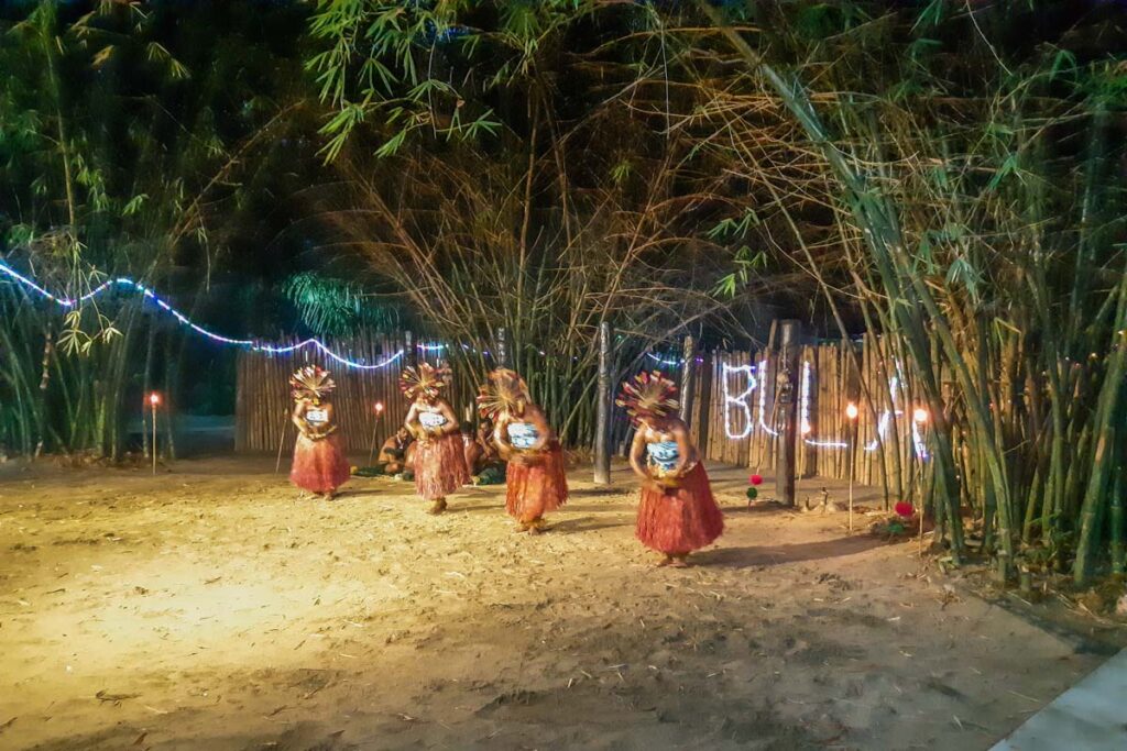 fiji-culture-village-dancer