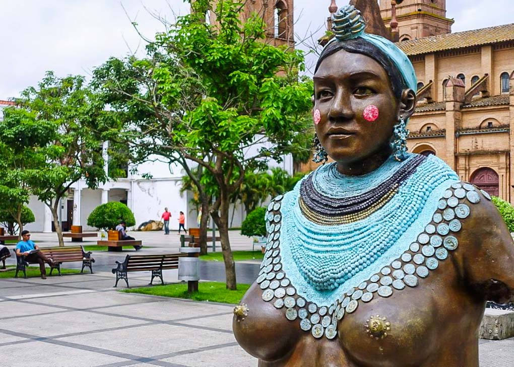 A statue in the middle of Plaza 24 de Setiembre in Santa Cruz, Bolivia