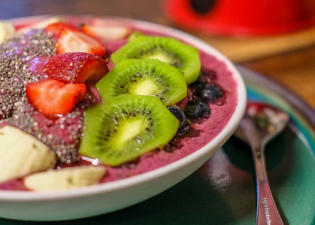 dragon fruit smoothie bowl