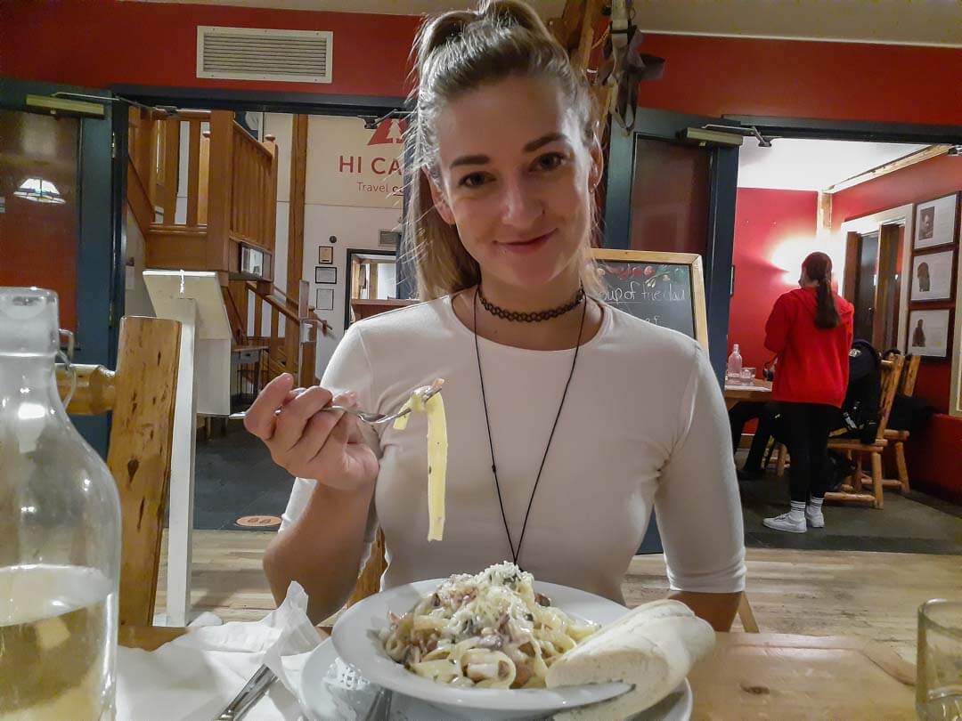 Bailey east a meal ar Hi Cafe, Lake louise