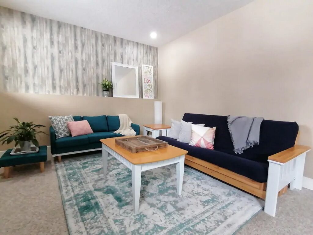 privaye suite living room of a popular Airbnb in Radium