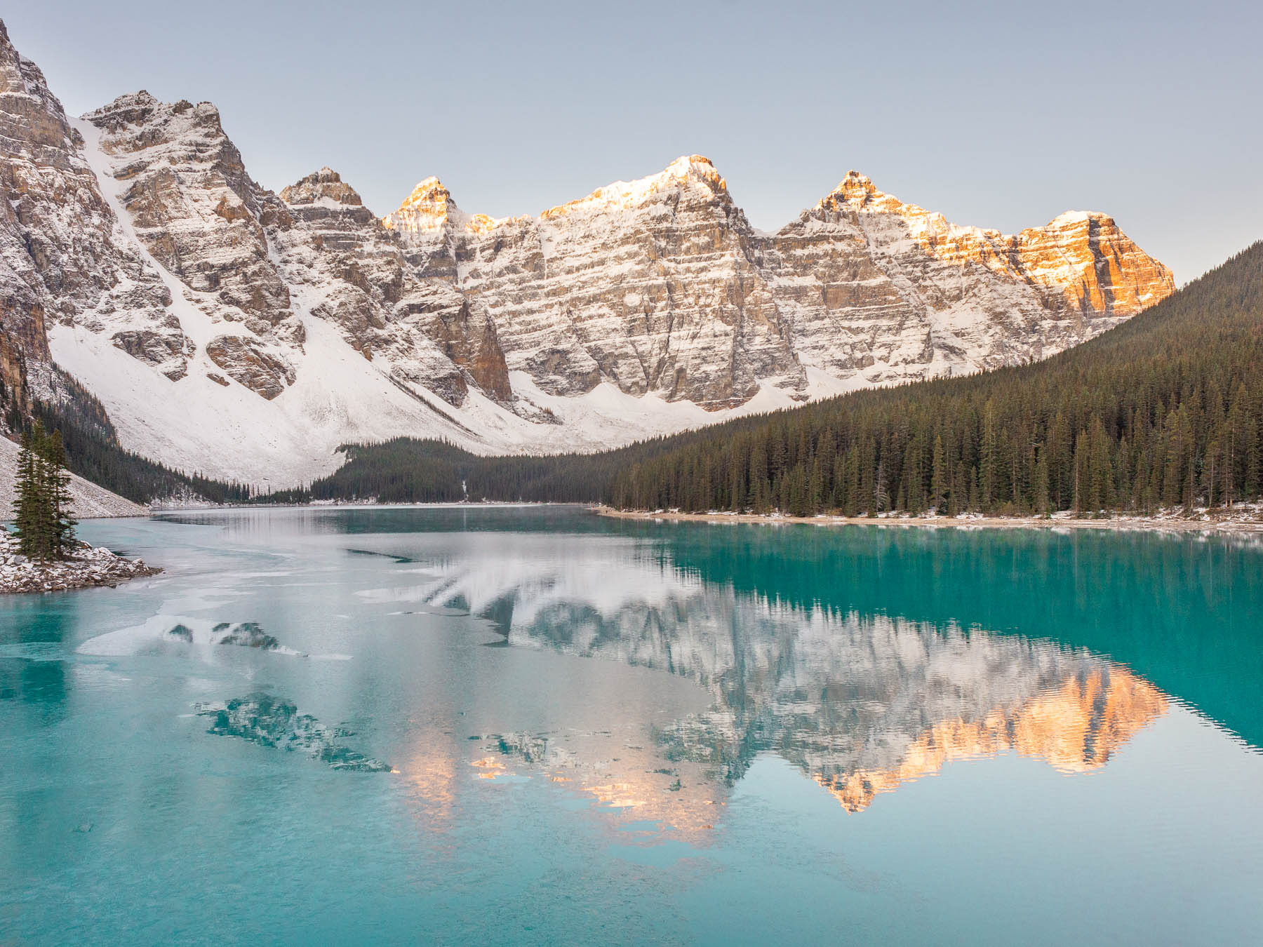 photo of the bright blue Lake Moraine
