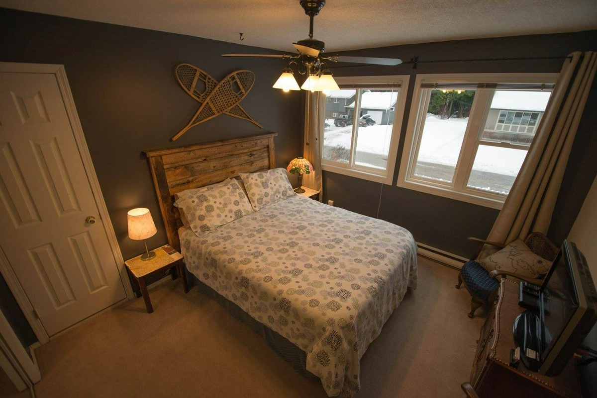 Queen bed in Alpenrose Revelstoke Bed & Breakfast suite
