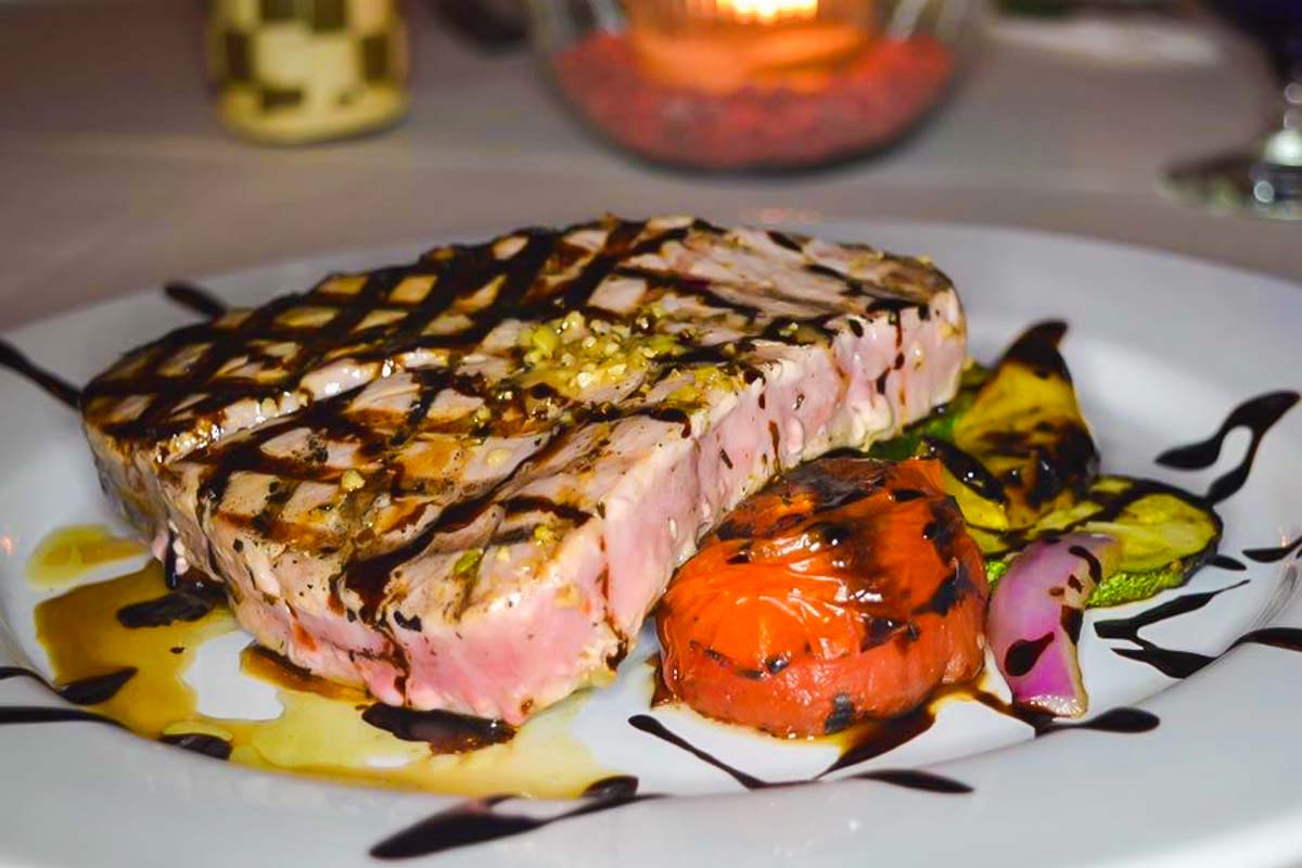 Martini en Fuego Grill Bar tuna steak