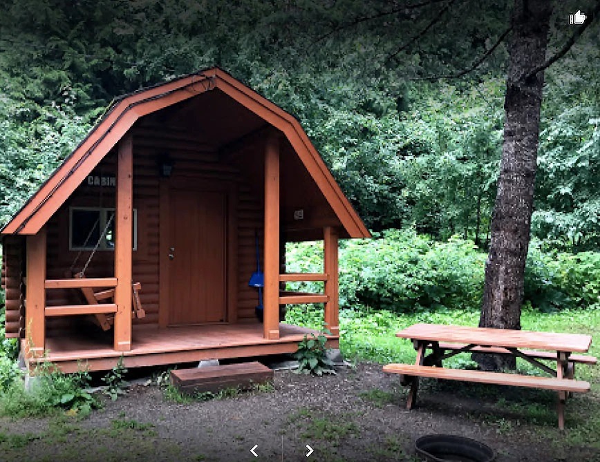 Small cabin and picnic table at Revelstoke Campground