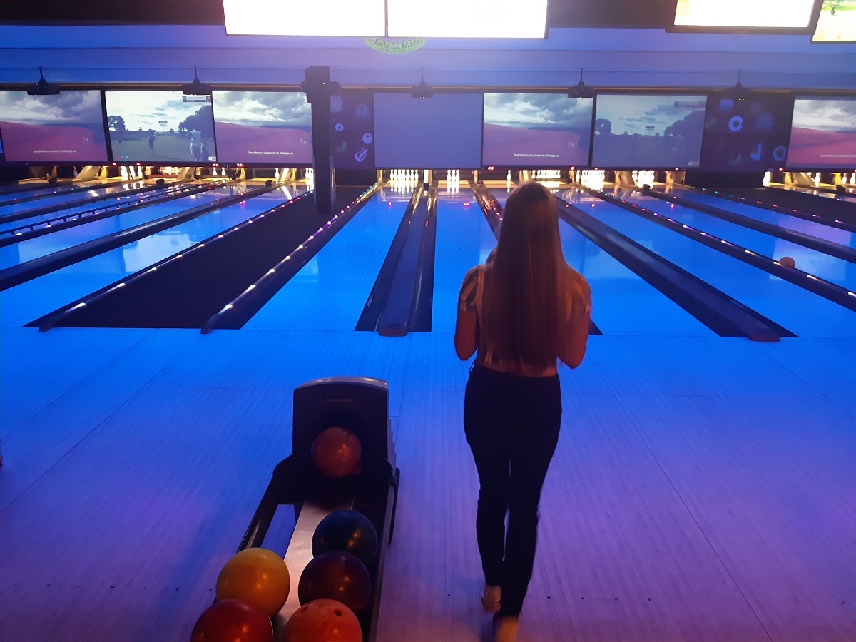 lady bowling at Ed's in West Edmonton Mall