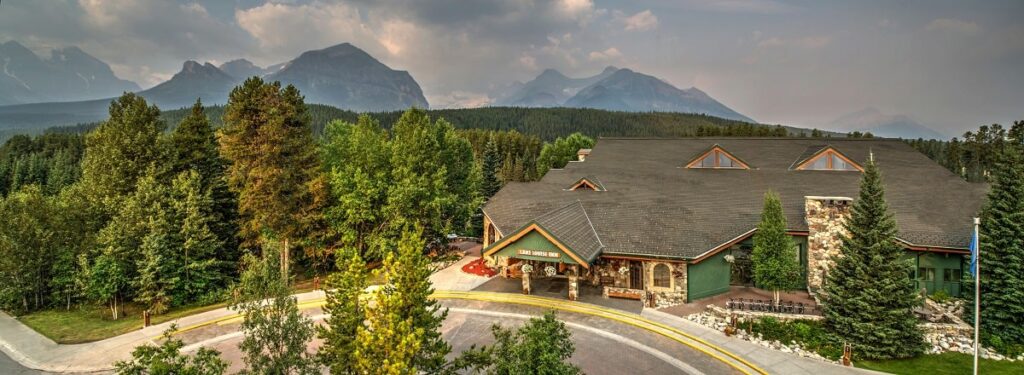 Outside panorama of Lake Louise Inn in Lake Louise