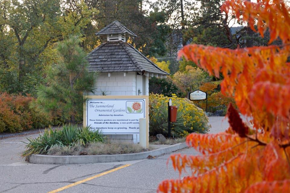 entrance to Summerland Ornamental Gardens