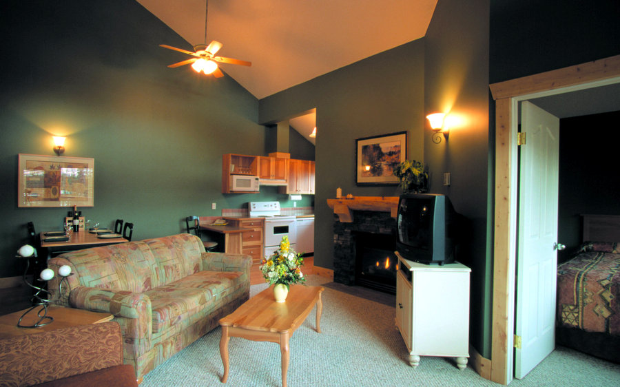 Cornerstone Lodge Fernie Condo living room area