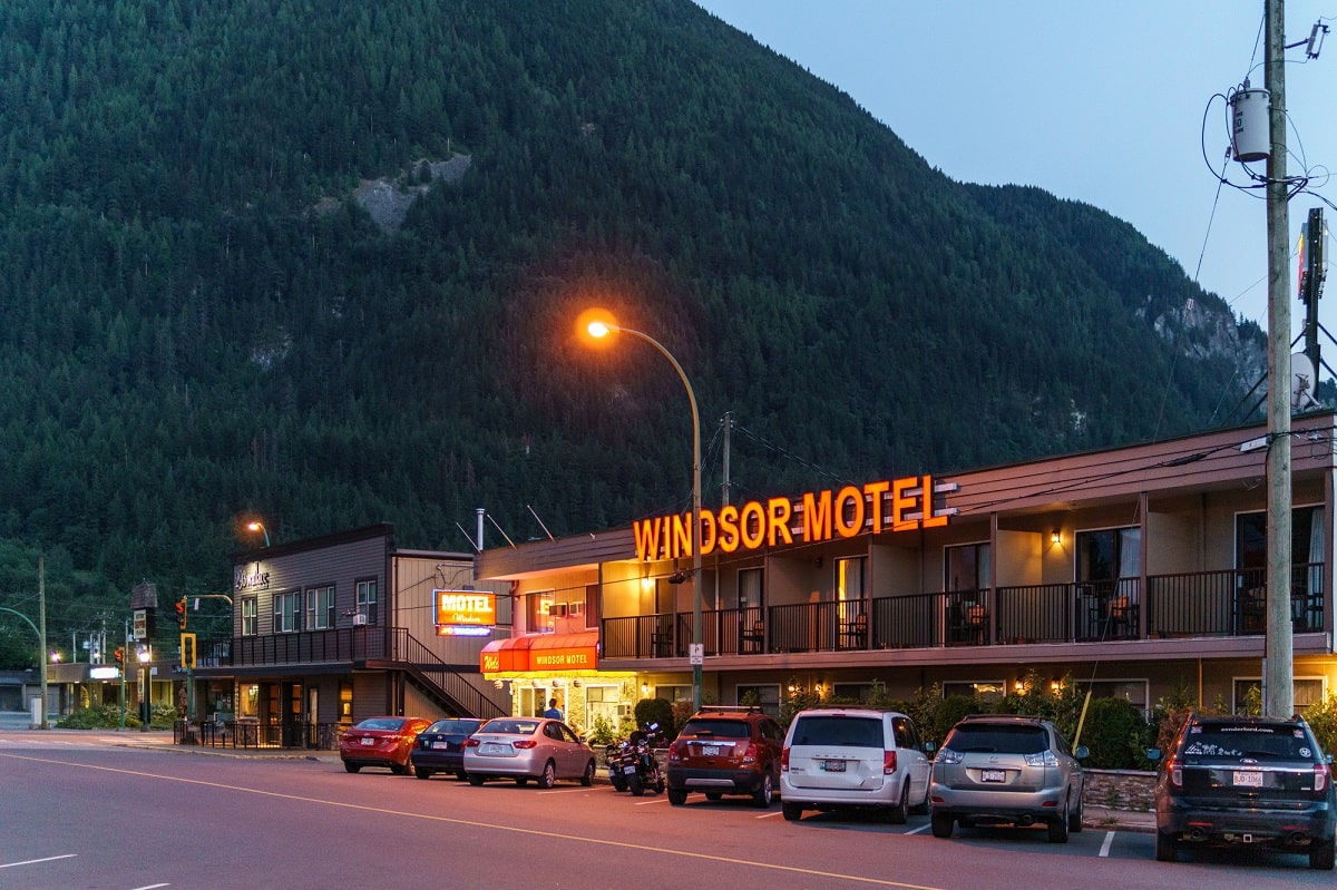the outside of Windsor Motel in Hope, BC