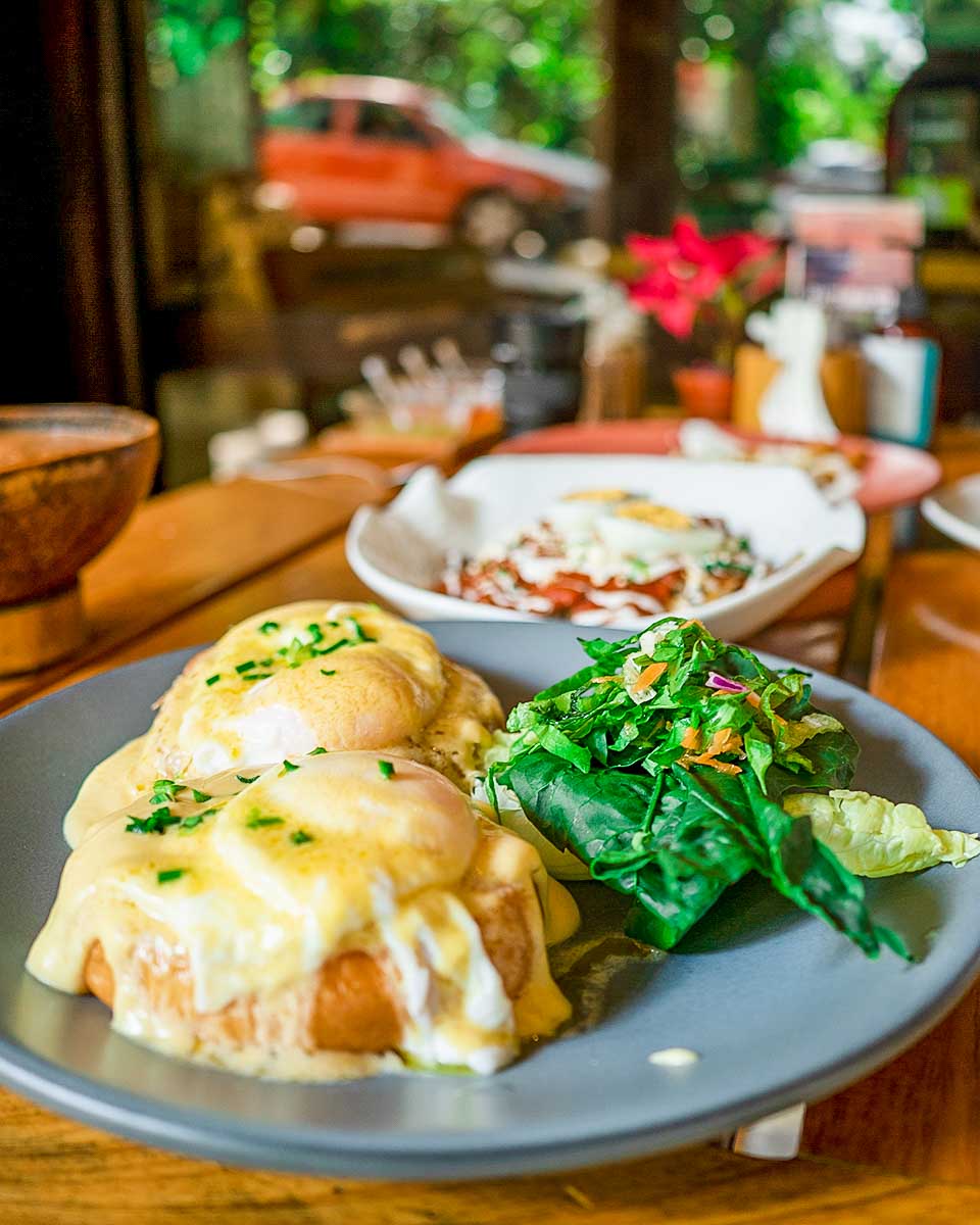 Eggs benedict at Café Jade Palenque