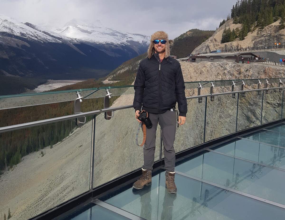 man staning on the skywalk overlooking the valley on the Icefields Prkway