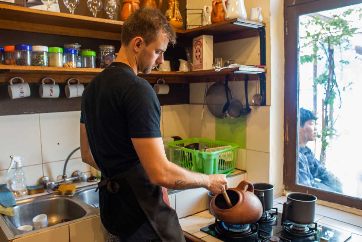 Daniel makes chocolate the the Choco Museo