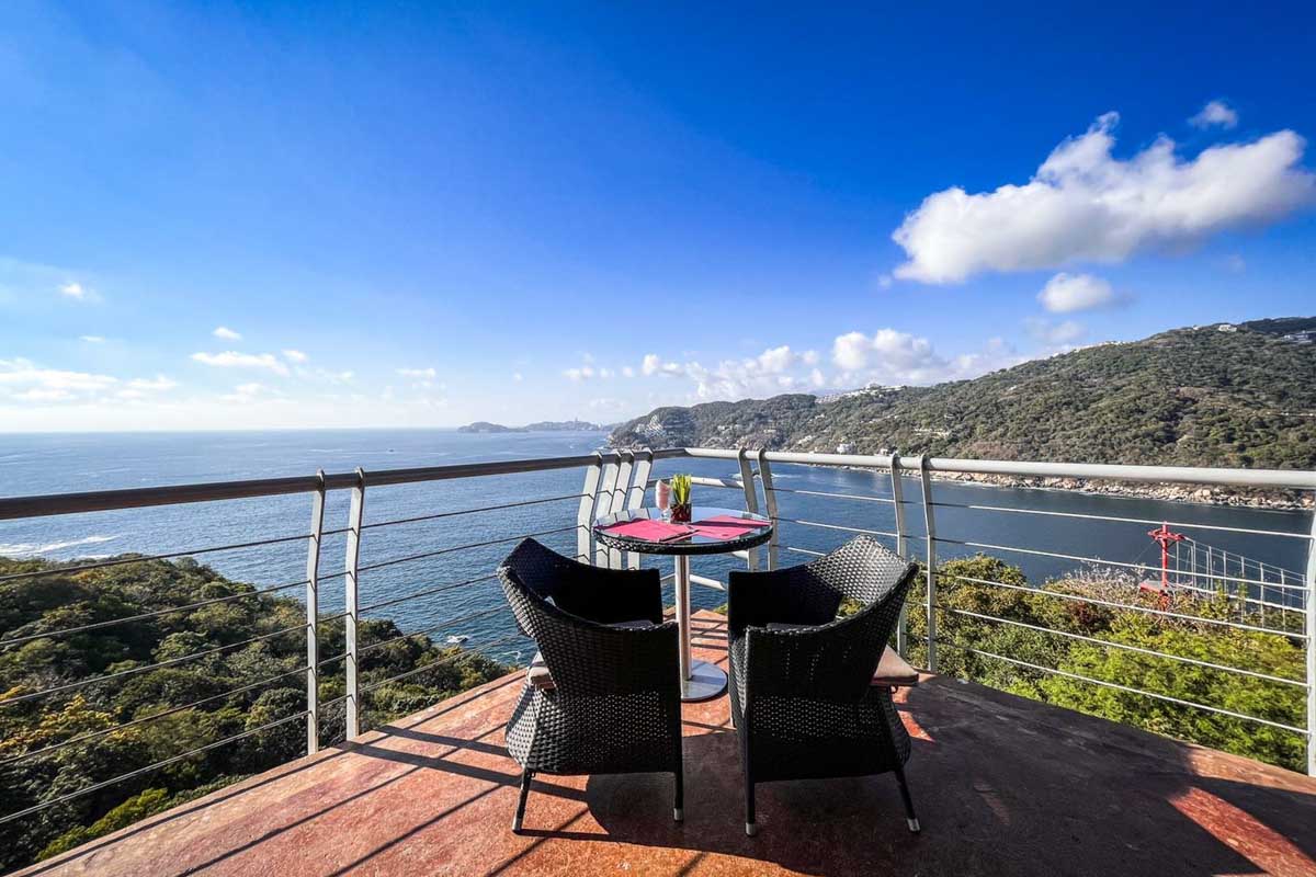 A table at PenÃnsula Restaurantes Acapulco, Mexico