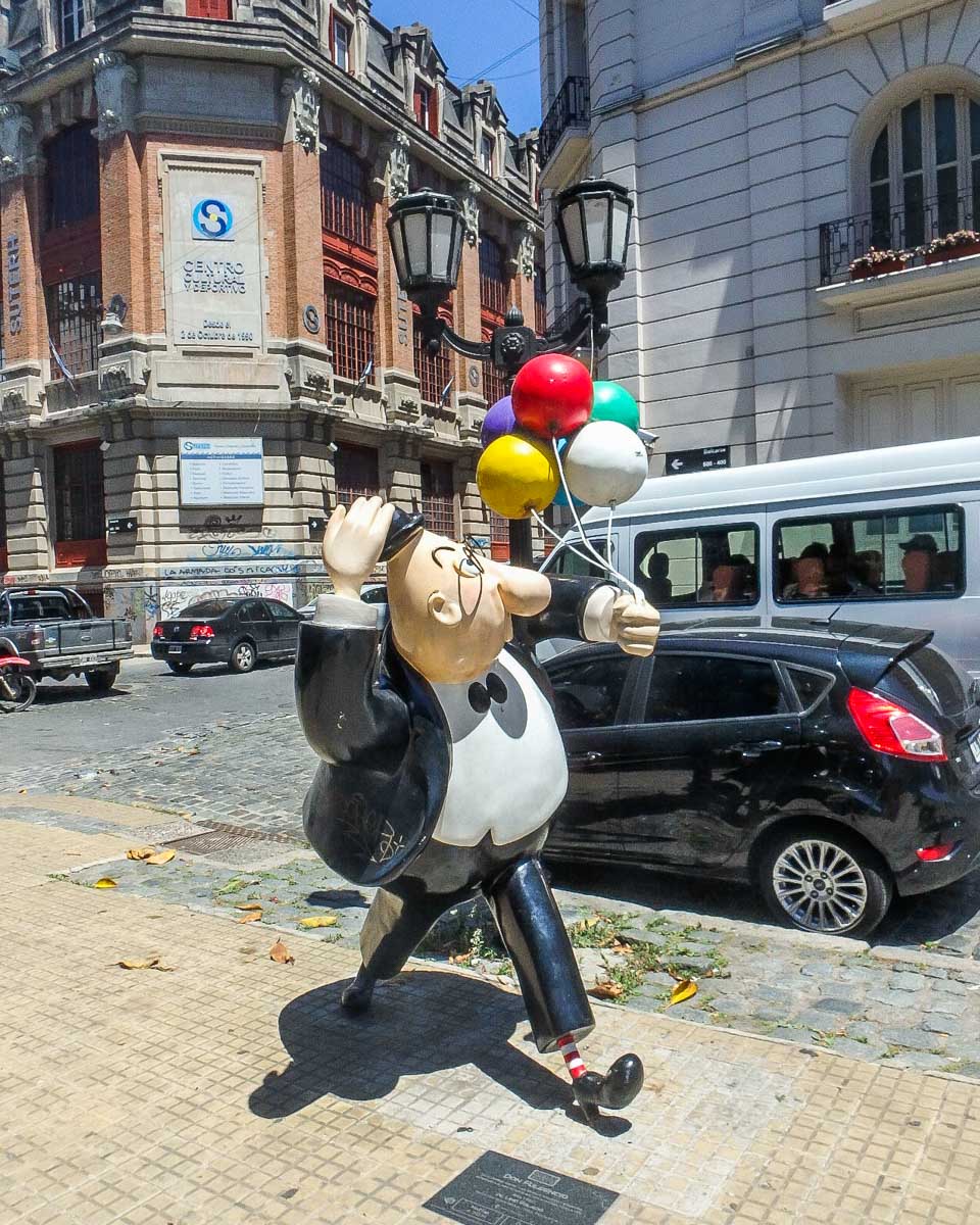 A sculpture on the streets of Buenos Aires on a walking tour