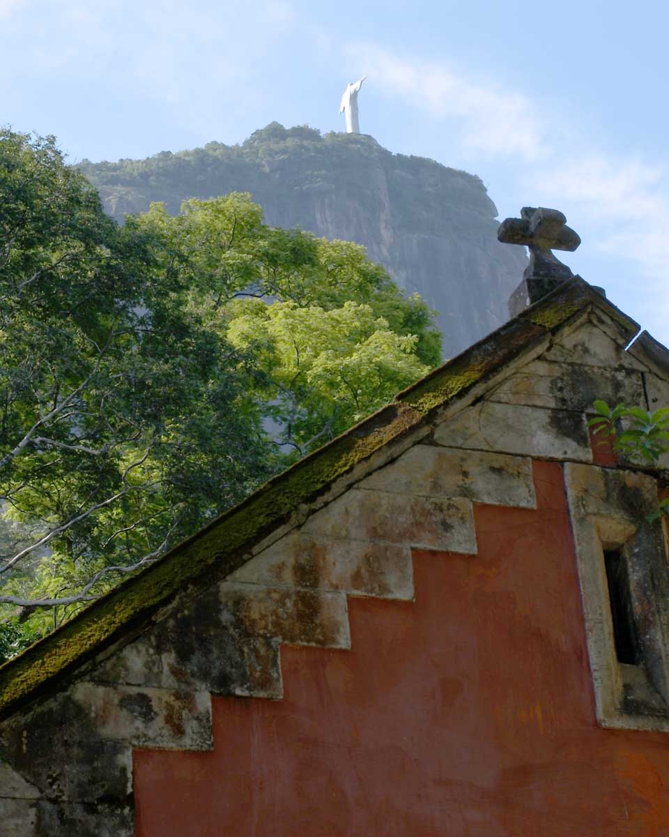 The old red house and the Corcovado Christ Statue view