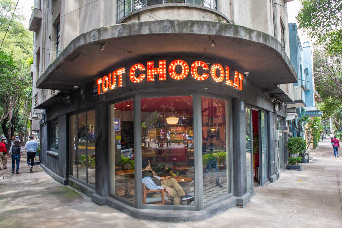 A cute buidling and street in La Roma, Mexico City