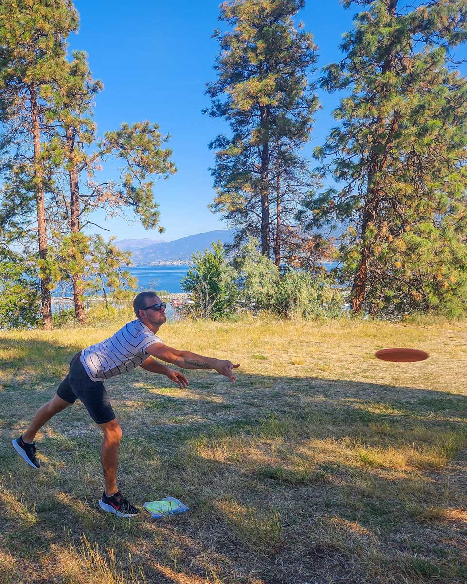 Daniel throws a disc on the disc golf course in Penticton, Canada