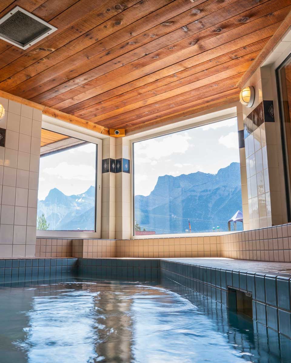 Rocky Mountain Ski Lodge hot tub