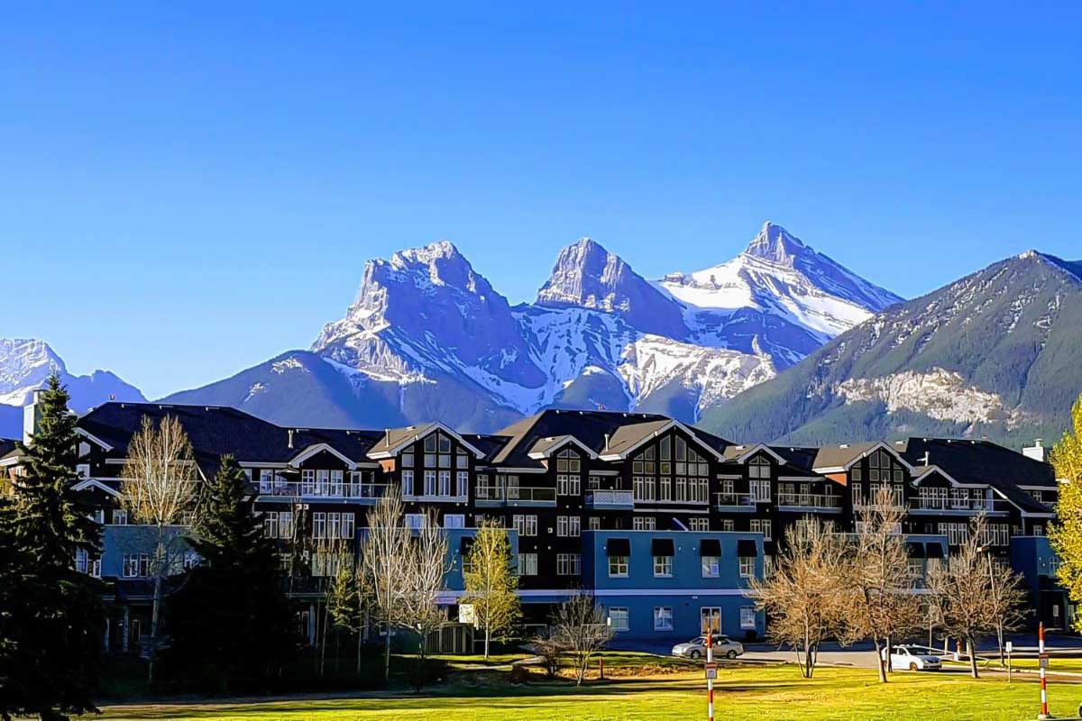 Sunset Resorts Canmore and Spa outside of hotel
