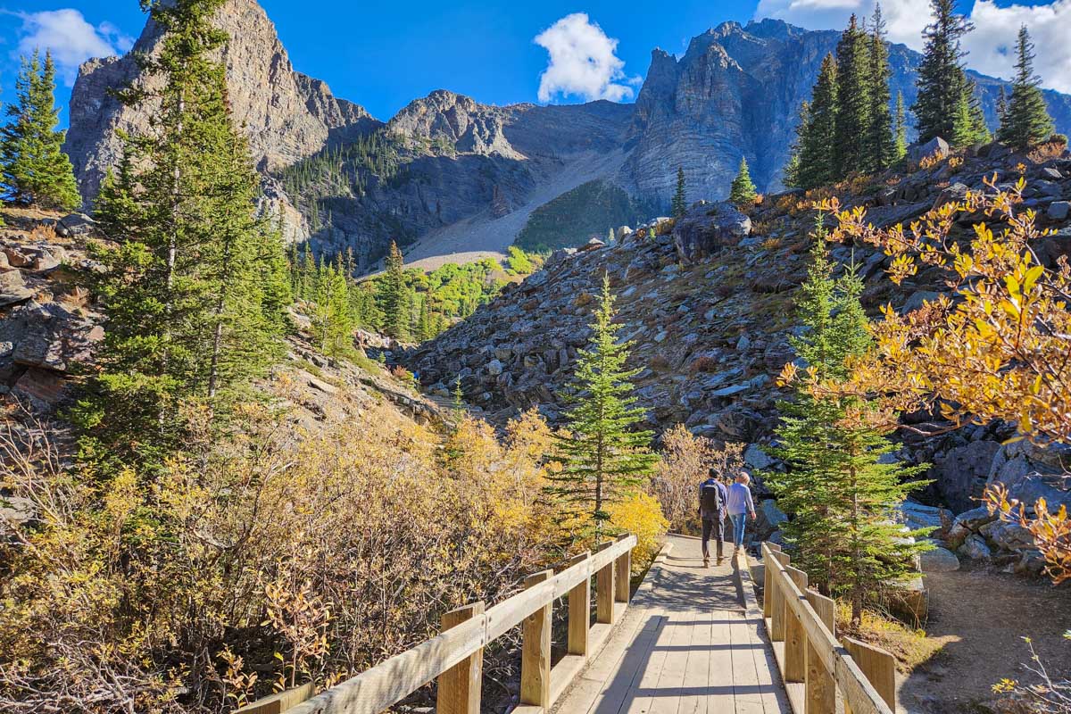 Stunning view along the Rockpile Trail at Moraine Lake