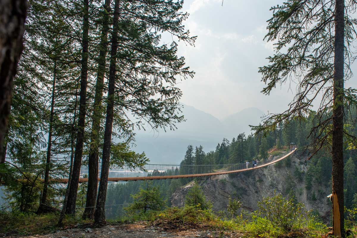 View of the Golden Suspension bridge with views of the mountains