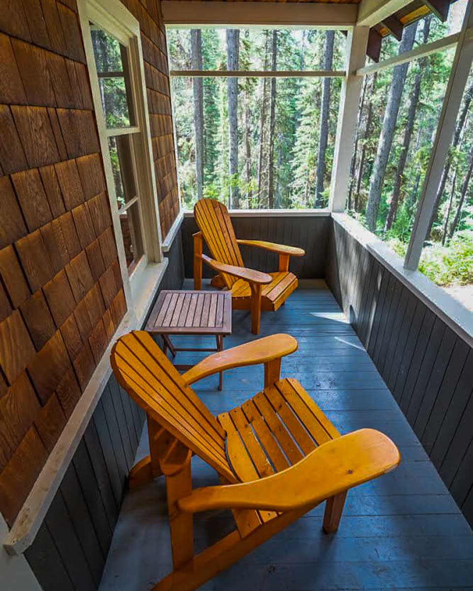 Johnston Canyon Lodge and Bungalows outdoor deck