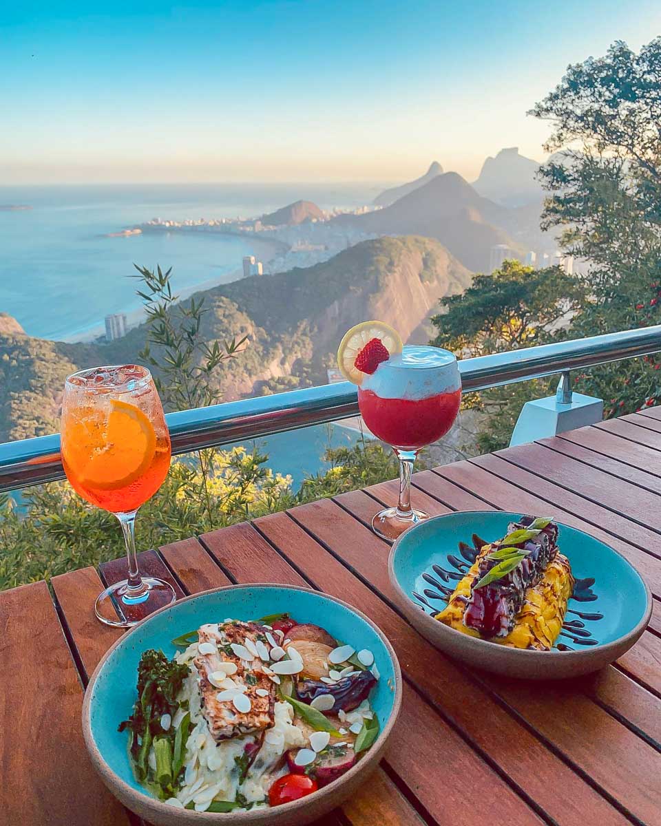 Clássico Beach Club - Urca food and drinks