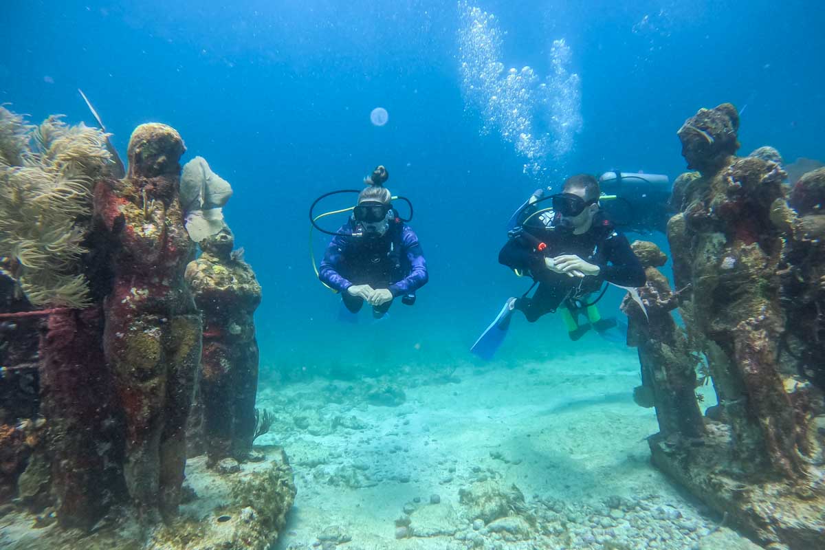 Daniel and Bailey scuba dive in Cancun