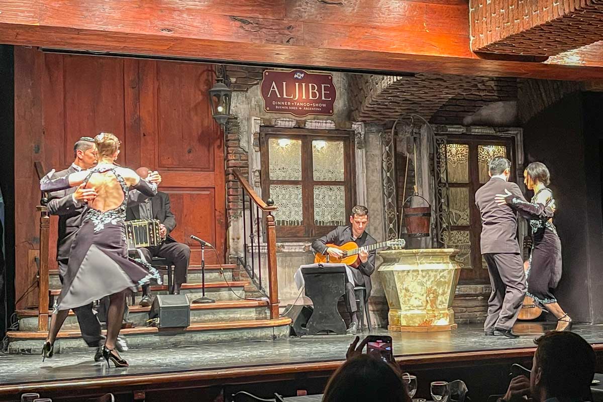 Tango dancers in Buenos Aires, Argentina