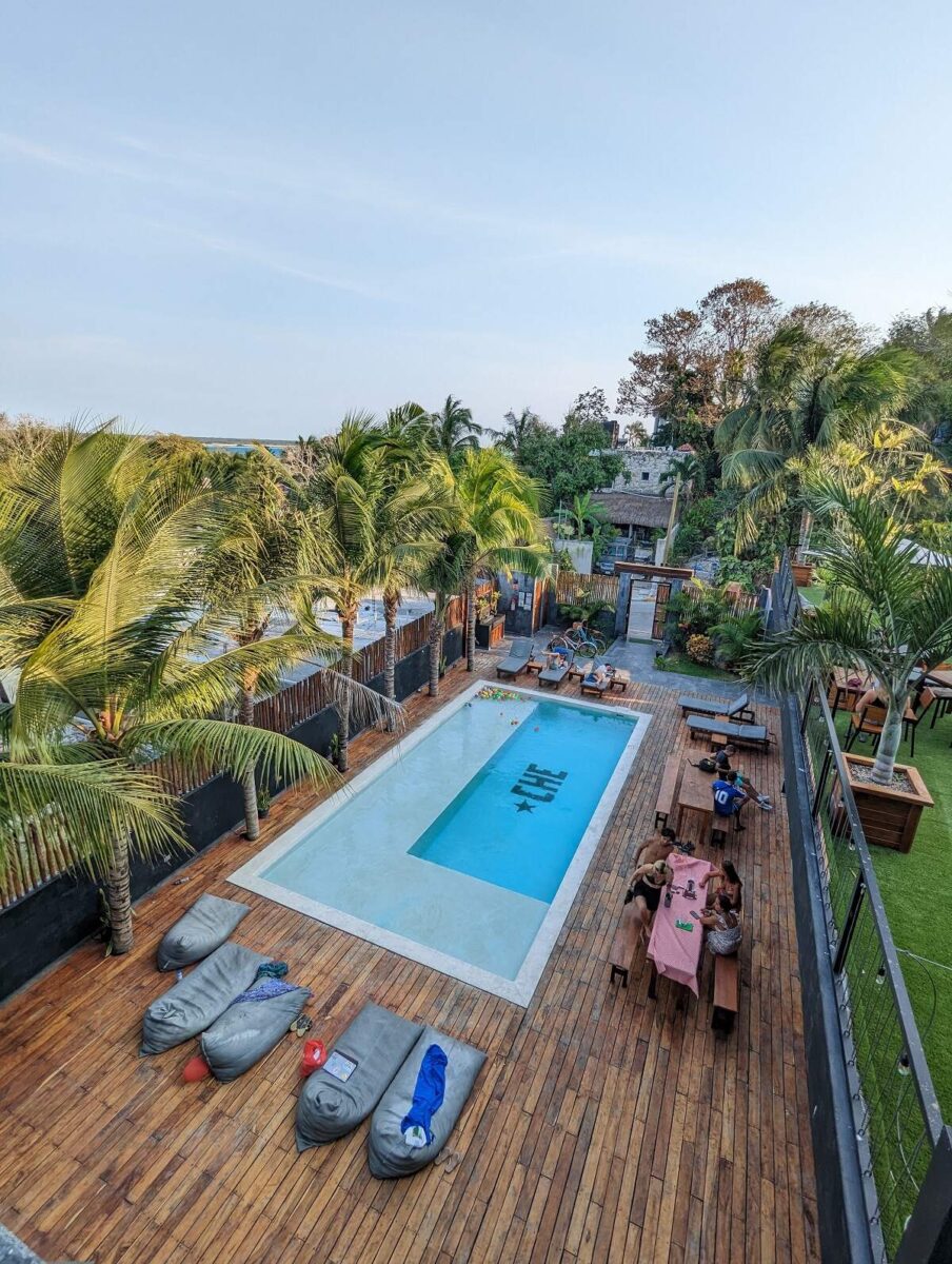View of the pool and deck at Che ostel, Bacalr