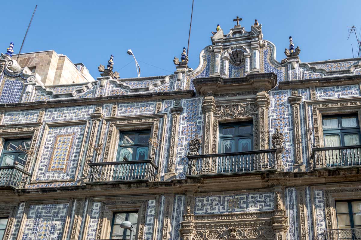 The outside of Casa de los Azulejos in Mexico City