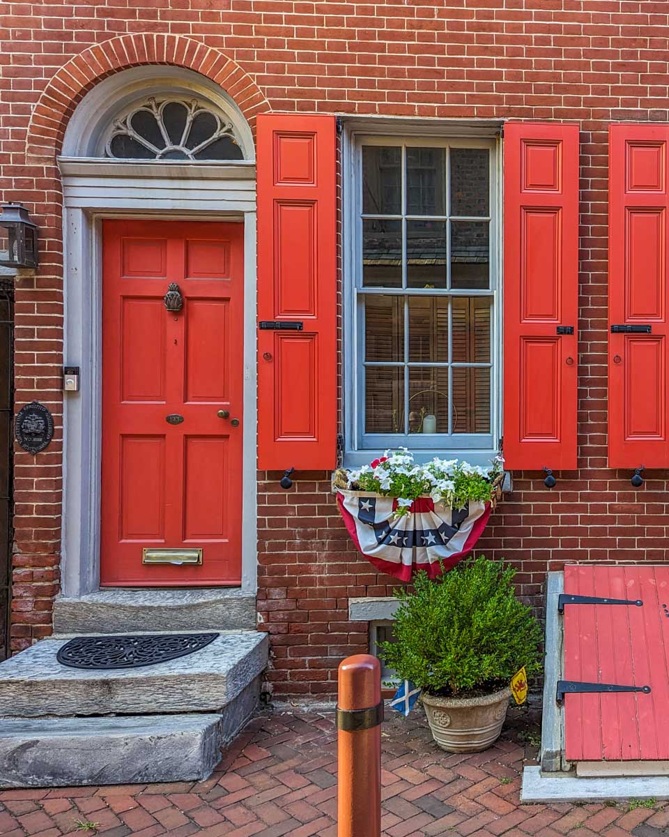 A cute door at Elfreth's Alley and Museum in Philadelphia, USA