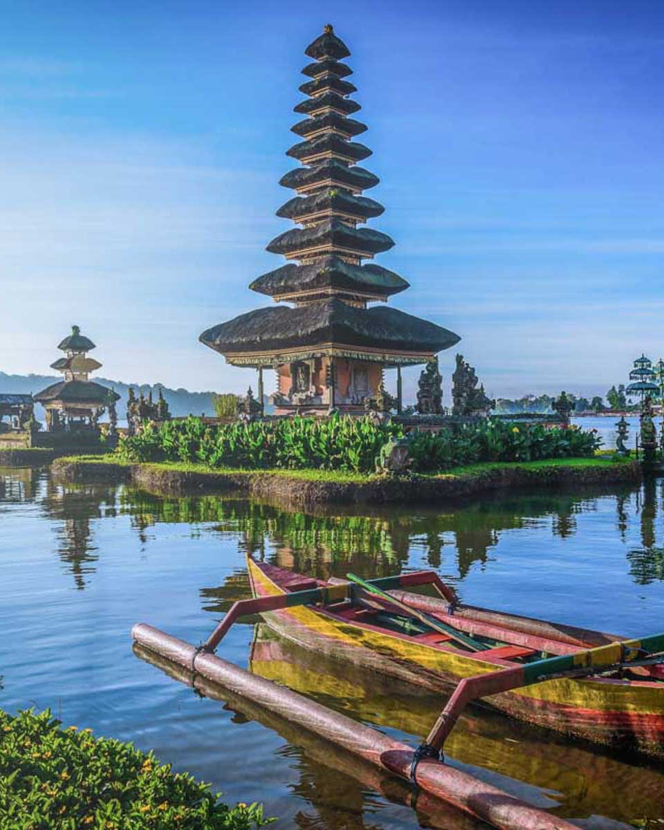 The-beautiful-Ulun-Danu-Temple-in-Bali-Indonesia