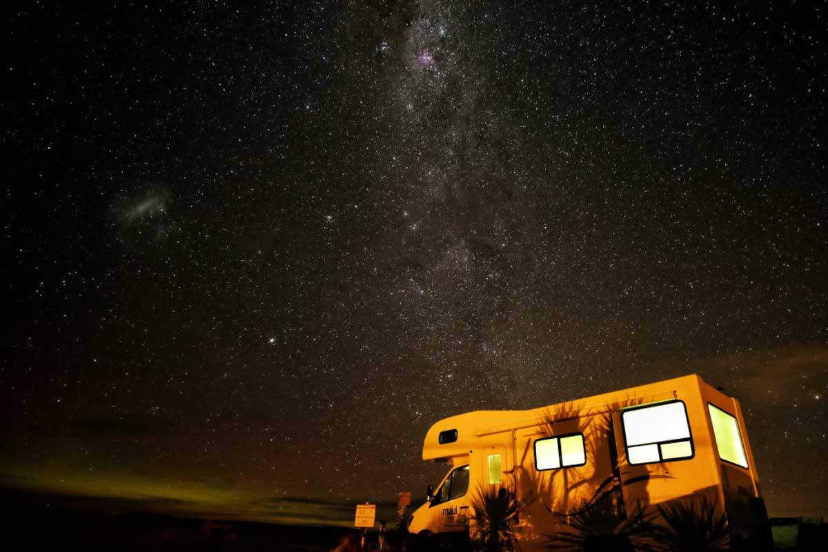 A-motorhome-under-the-stars-in-Australia