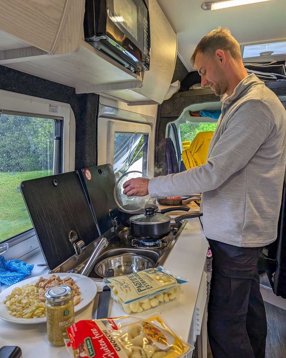 Star-RV-campervan-in-Australia-Daniel-making-food